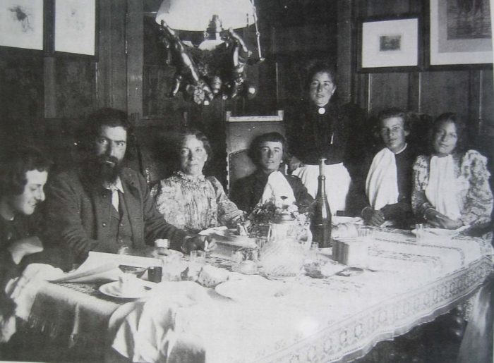 Schwarzweiß-Foto von Giovanni Segantini und seiner Familie am Esstisch