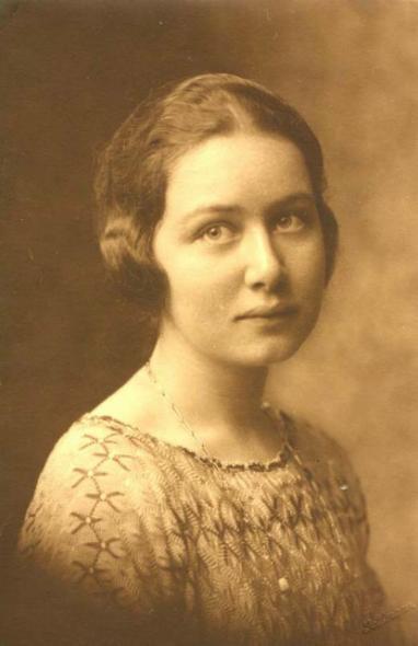 Sepiafarbenes Porträtfoto im 20er-Jahre-Stil einer jungen Liselotte Welskopf-Henrich