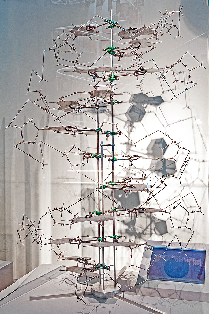 Ein DNA-Modell aus Metall und Kunststoff